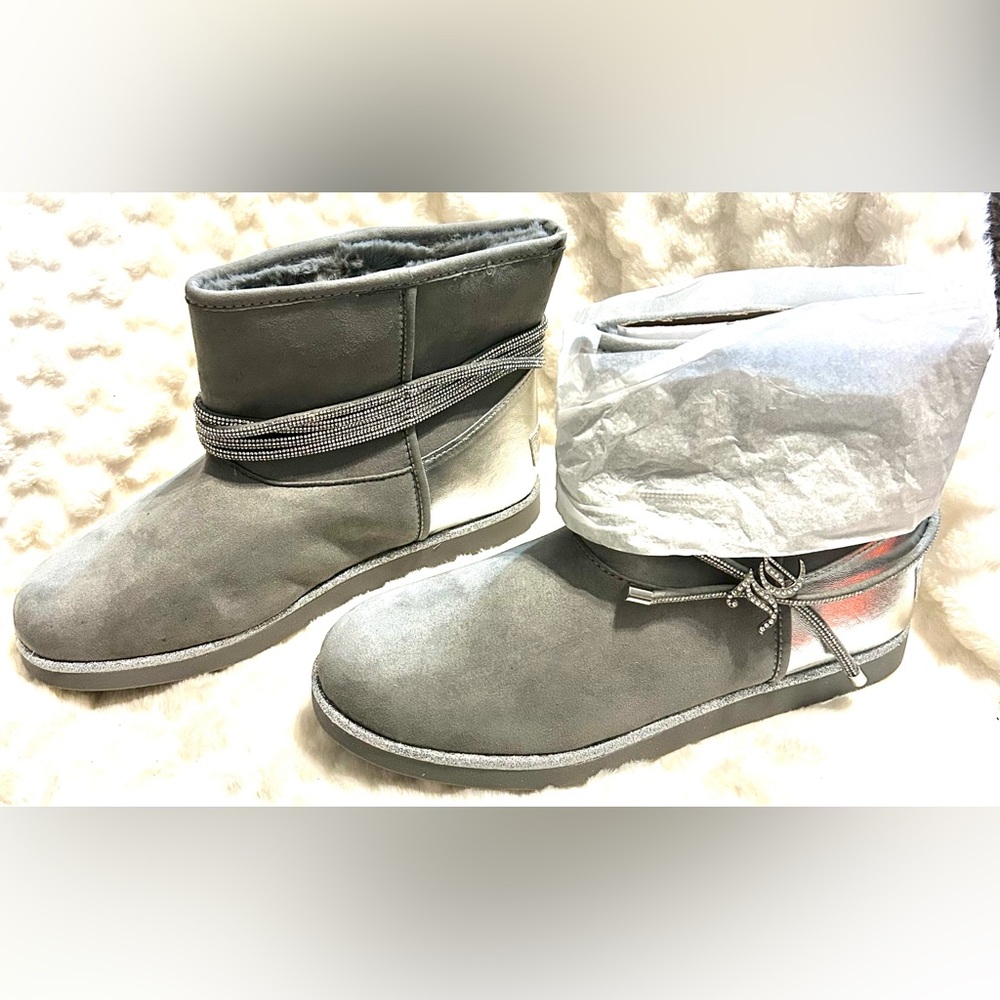 NEW Juicy Couture faux fur Kandar Grey Silver Ankle Boots women’s size 9 - Picture 2 of 13